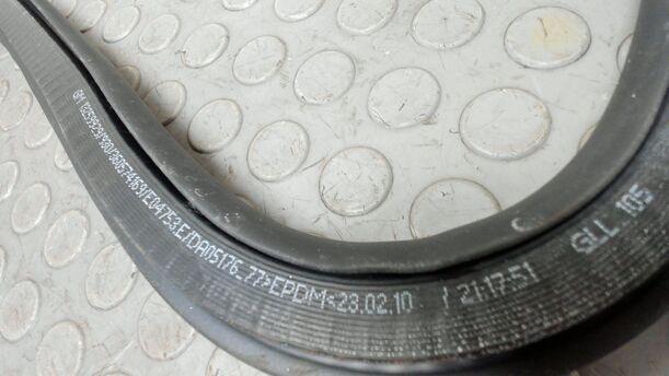 Foto: TÜRDICHTUNG VORN LINKS eines Opel Astra 2.0 CDTI DPF XL