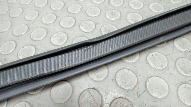 Foto: TÜRDICHTUNG VORN LINKS eines Opel Astra 2.0 CDTI DPF XL