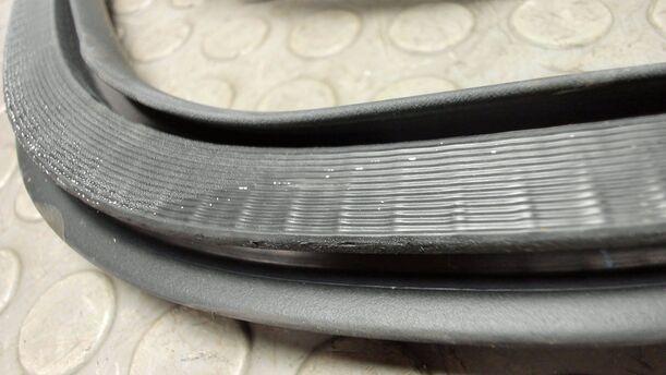 Foto: TÜRDICHTUNG VORN RECHTS eines Opel Astra 2.0 CDTI DPF XL