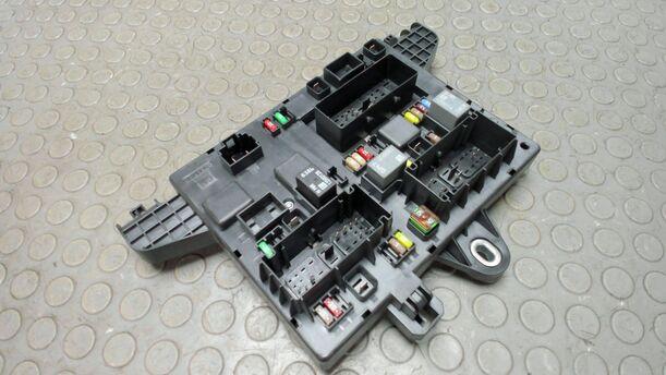 Foto: SICHERUNGSKASTEN eines Opel Astra 2.0 CDTI DPF XL