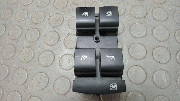 Foto: FENSTERHEBERSCHALTER VORN LINKS eines Opel Astra 2.0 CDTI DPF XL