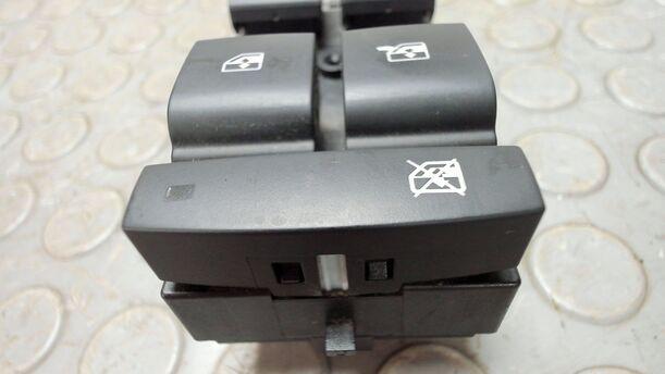 Foto: FENSTERHEBERSCHALTER VORN LINKS eines Opel Astra 2.0 CDTI DPF XL