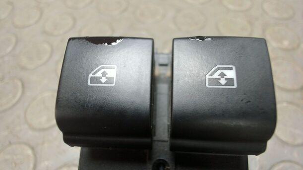 Foto: FENSTERHEBERSCHALTER VORN LINKS eines Opel Astra 2.0 CDTI DPF XL