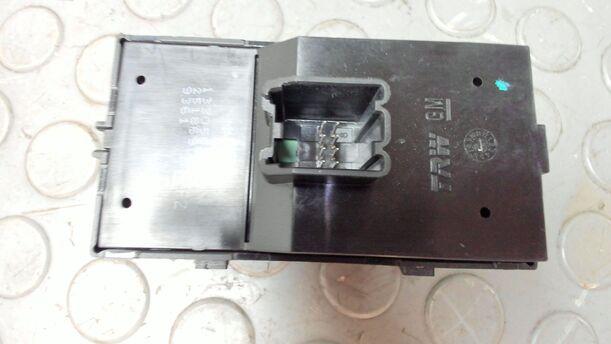 Foto: FENSTERHEBERSCHALTER VORN LINKS eines Opel Astra 2.0 CDTI DPF XL