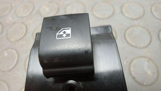 Foto: FENSTERHEBERSCHALTER eines Opel Astra 2.0 CDTI DPF XL