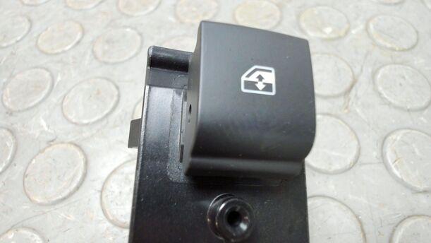 Foto: FENSTERHEBERSCHALTER eines Opel Astra 2.0 CDTI DPF XL