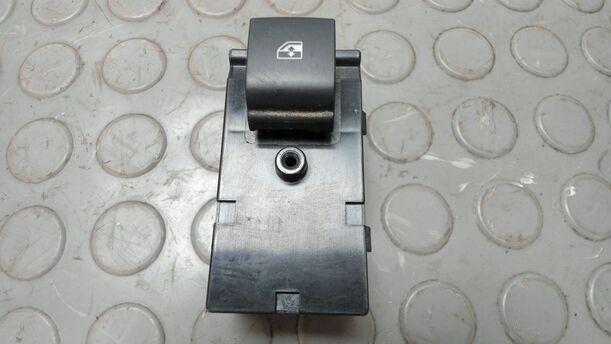 Foto: FENSTERHEBERSCHALTER eines Opel Astra 2.0 CDTI DPF XL