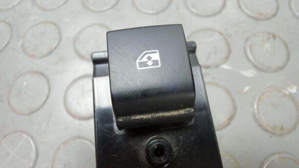 Foto: FENSTERHEBERSCHALTER eines Opel Astra 2.0 CDTI DPF XL