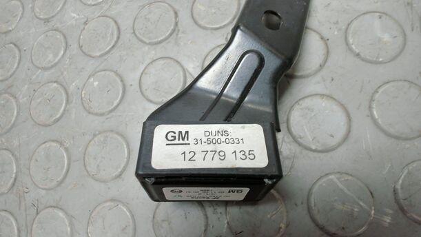 Foto: QUERBESCHLEUNIGUNGSSENSOR LINKS eines Opel Astra 2.0 CDTI DPF XL