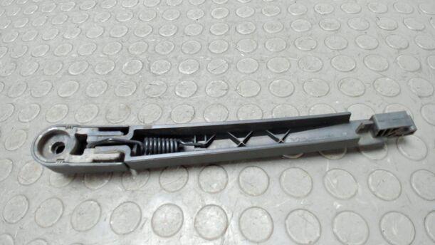 Foto: SCHEIBENWISCHERARM HINTEN eines Opel Astra 2.0 CDTI DPF XL