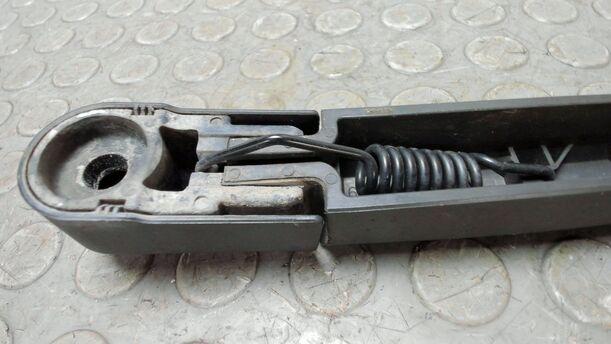 Foto: SCHEIBENWISCHERARM HINTEN eines Opel Astra 2.0 CDTI DPF XL