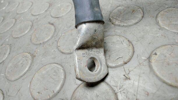 Foto: BATTERIE MASSEKABEL eines Opel Astra 2.0 CDTI DPF XL