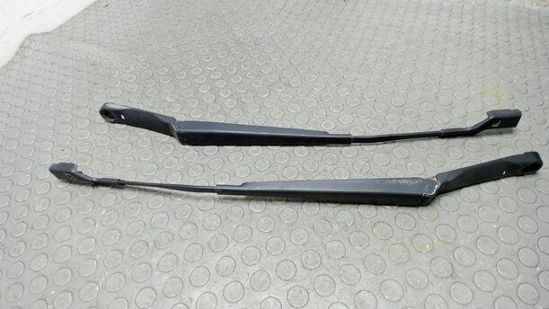 Foto: SCHEIBENWISCHERARME VORN eines Opel Astra 2.0 CDTI DPF XL