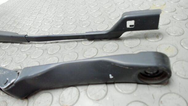 Foto: SCHEIBENWISCHERARME VORN eines Opel Astra 2.0 CDTI DPF XL