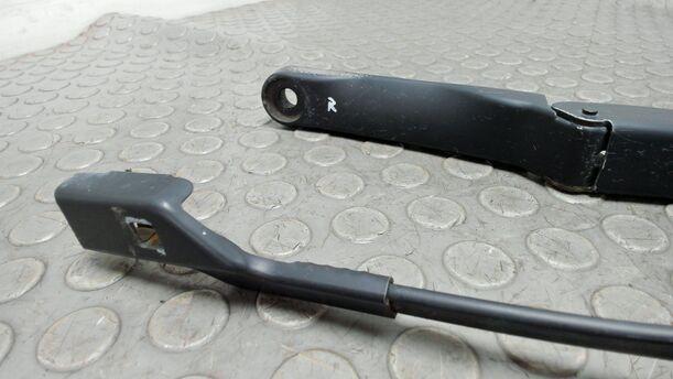 Foto: SCHEIBENWISCHERARME VORN eines Opel Astra 2.0 CDTI DPF XL