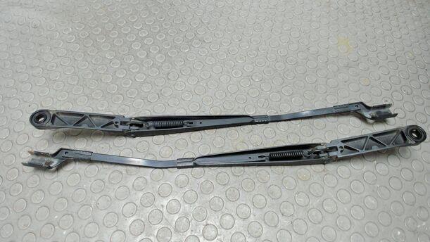 Foto: SCHEIBENWISCHERARME VORN eines Opel Astra 2.0 CDTI DPF XL