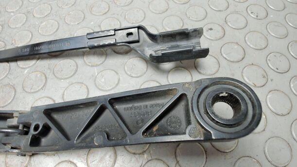 Foto: SCHEIBENWISCHERARME VORN eines Opel Astra 2.0 CDTI DPF XL