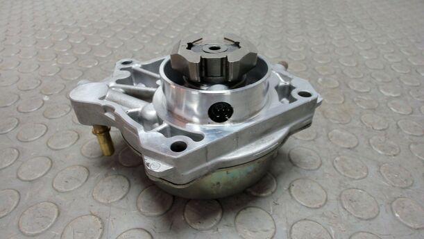 Foto: VAKUUMPUMPE / UNTERDRUCKPUMPE eines Opel Astra 2.0 CDTI DPF XL