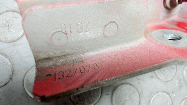 Foto: MOTORHAUBENSCHARNIERE SATZ eines Opel Astra 2.0 CDTI DPF XL