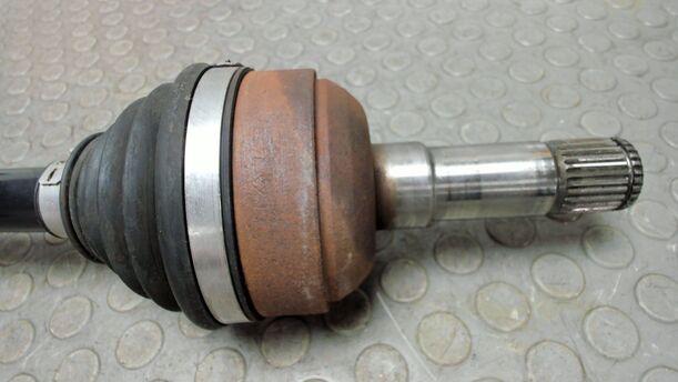 Foto: ANTRIEBSWELLE LINKS ( SCHALTGETRIEBE ) eines Opel Astra 2.0 CDTI DPF XL