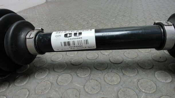 Foto: ANTRIEBSWELLE LINKS ( SCHALTGETRIEBE ) eines Opel Astra 2.0 CDTI DPF XL