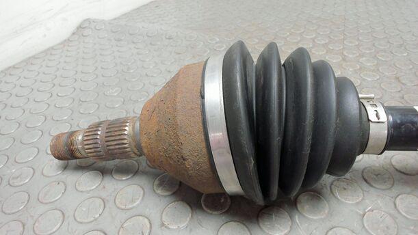 Foto: ANTRIEBSWELLE LINKS ( SCHALTGETRIEBE ) eines Opel Astra 2.0 CDTI DPF XL