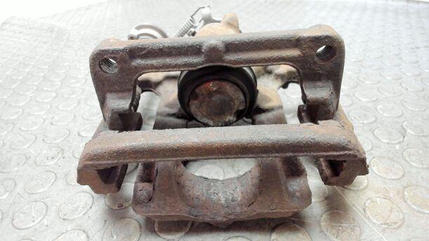Foto: BREMSSATTEL HINTEN LINKS ( ELEKTRISCHE FESTSTELLBREMSE ) eines Opel Astra 2.0 CDTI DPF XL