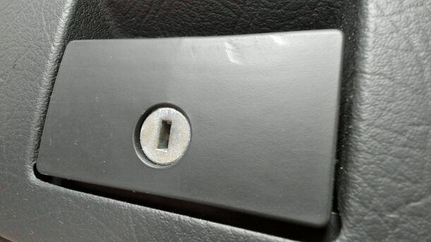 Foto: HANDSCHUHFACH eines Audi A6 2.5 TDI XL