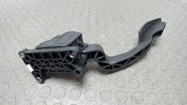 Foto: GASPEDAL ( SCHALTGETRIEBE ) eines Opel Corsa 1.4 16V XL