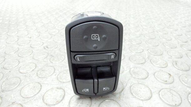 Foto: AUSSENSPIEGELVERSTELLUNG / FENSTERHEBERSCHALTER eines Opel Corsa 1.4 16V XL