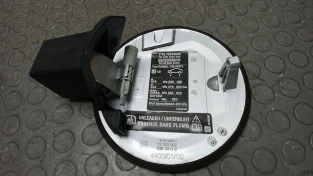 Foto: TANKKLAPPE / TANKDECKEL eines Opel Corsa 1.4 16V XL