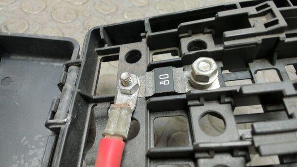 Foto: SICHERUNGSKASTEN BATTERIE eines Opel Corsa 1.4 16V