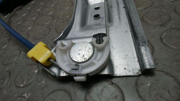 Foto: FENSTERHEBER VORN LINKS ( 4/5 TÜRER ) eines Opel Corsa 1.4 16V