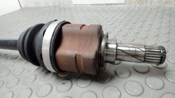 Foto: ANTRIEBSWELLE RECHTS ( SCHALTGETRIEBE ) eines Opel Corsa 1.4 16V