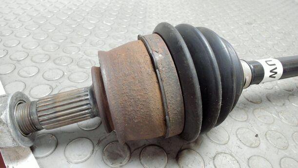 Foto: ANTRIEBSWELLE RECHTS ( SCHALTGETRIEBE ) eines Opel Corsa 1.4 16V