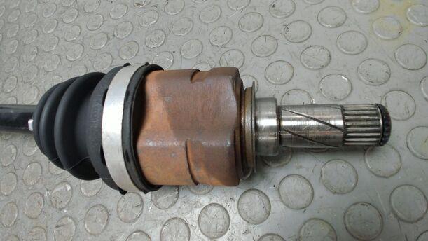 Foto: ANTRIEBSWELLE LINKS ( SCHALTGETRIEBE ) eines Opel Corsa 1.4 16V