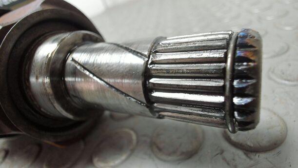 Foto: ANTRIEBSWELLE LINKS ( SCHALTGETRIEBE ) eines Opel Corsa 1.4 16V