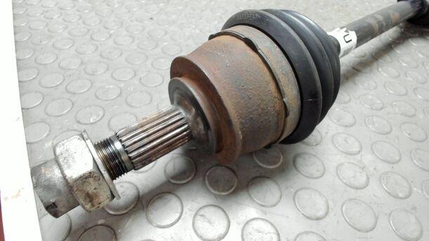 Foto: ANTRIEBSWELLE LINKS ( SCHALTGETRIEBE ) eines Opel Corsa 1.4 16V