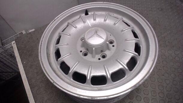 Foto: ALUFELGE 6X14 ET30 eines Mercedes-Benz 250S