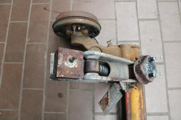 Foto: HINTERACHSE eines Peugeot 306 Cabriolet 1.8 Lounge