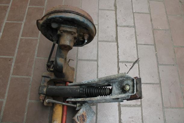 Foto: HINTERACHSE eines Peugeot 306 Cabriolet 1.8 Lounge