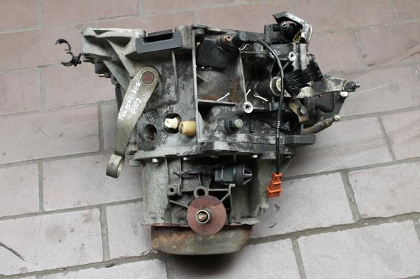 Foto: SCHALTGETRIEBE 5 GANG eines Peugeot 306 Cabriolet 1.8 Lounge