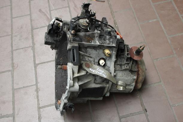 Foto: SCHALTGETRIEBE 5 GANG eines Peugeot 306 Cabriolet 1.8 Lounge