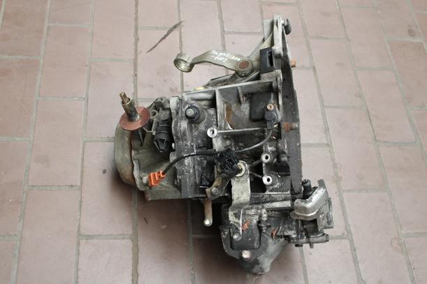 Foto: SCHALTGETRIEBE 5 GANG eines Peugeot 306 Cabriolet 1.8 Lounge
