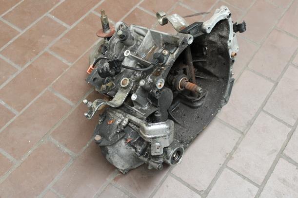 Foto: SCHALTGETRIEBE 5 GANG eines Peugeot 306 Cabriolet 1.8 Lounge