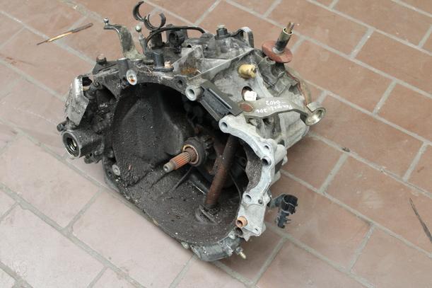 Foto: SCHALTGETRIEBE 5 GANG eines Peugeot 306 Cabriolet 1.8 Lounge