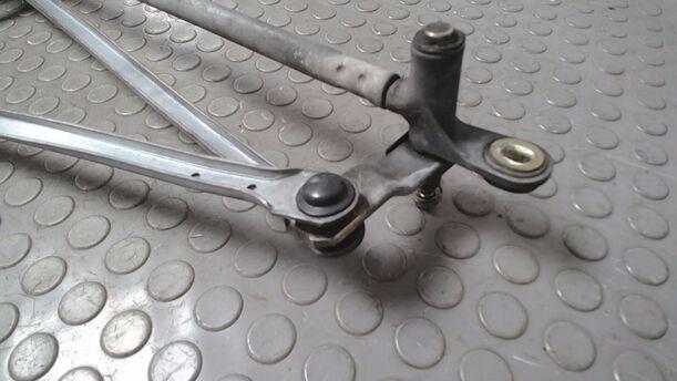 Foto: SCHEIBENWISCHERGESTÄNGE VORN eines Peugeot 306 Cabriolet 1.8 Lounge