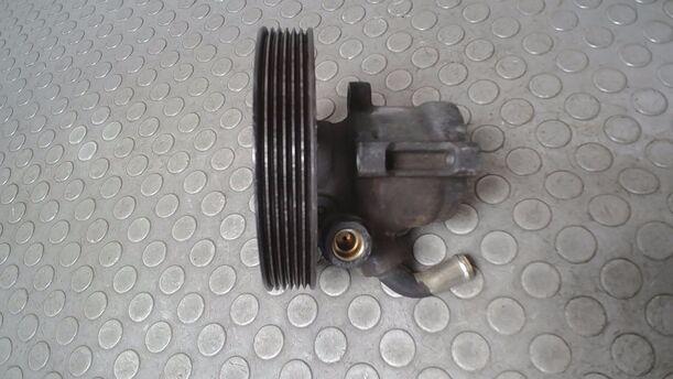 Foto: PUMPE SERVOLENKUNG/ SERVOPUMPE eines Peugeot 306 Cabriolet 1.8 Lounge