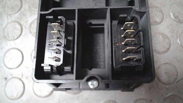 Foto: FENSTERHEBERSCHALTER HINTEN ( CABRIO ) eines Peugeot 306 Cabriolet 1.8 Lounge