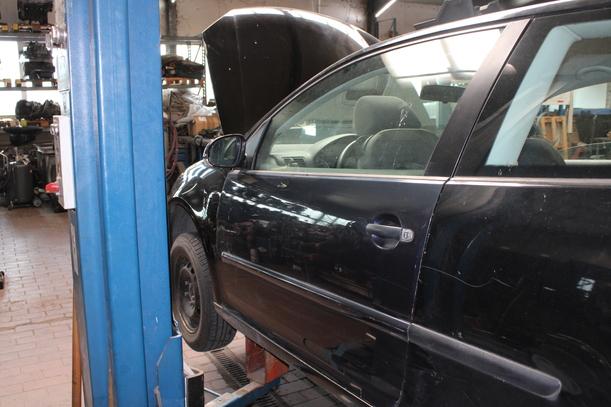 Foto: TÜR LINKS ( 2/3 TÜRER ) eines VW Golf 1.4 Lounge